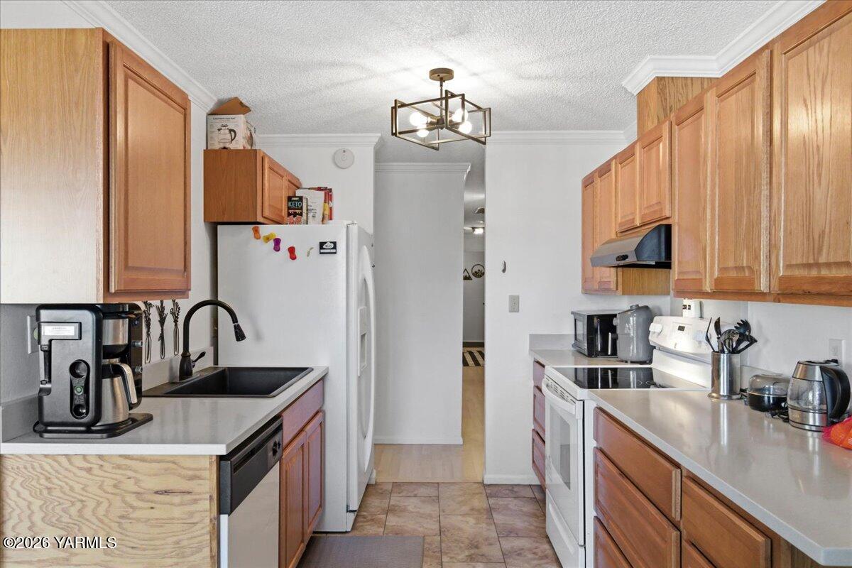 701 South 38th Avenue, Unit 11 Yakima, WA 98902 - Photo 8 of 23 06-Kitchen 3