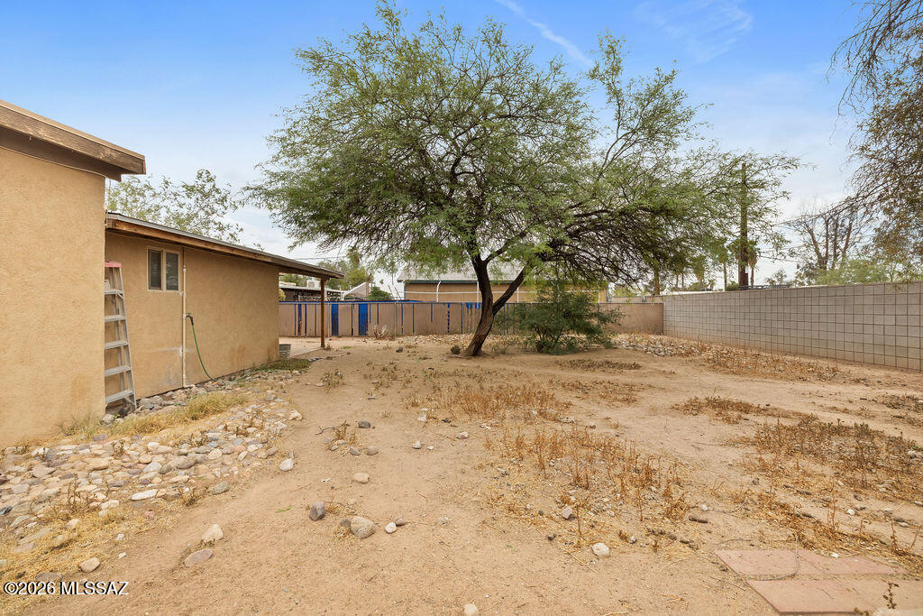 1301 West Kleindale Road Tucson, AZ 85705 - Photo 27 of 27 a backyard of a house with a large tree