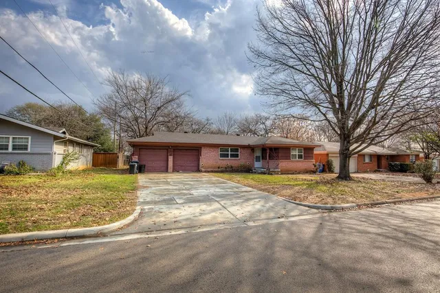 a view of a yard in front of a house