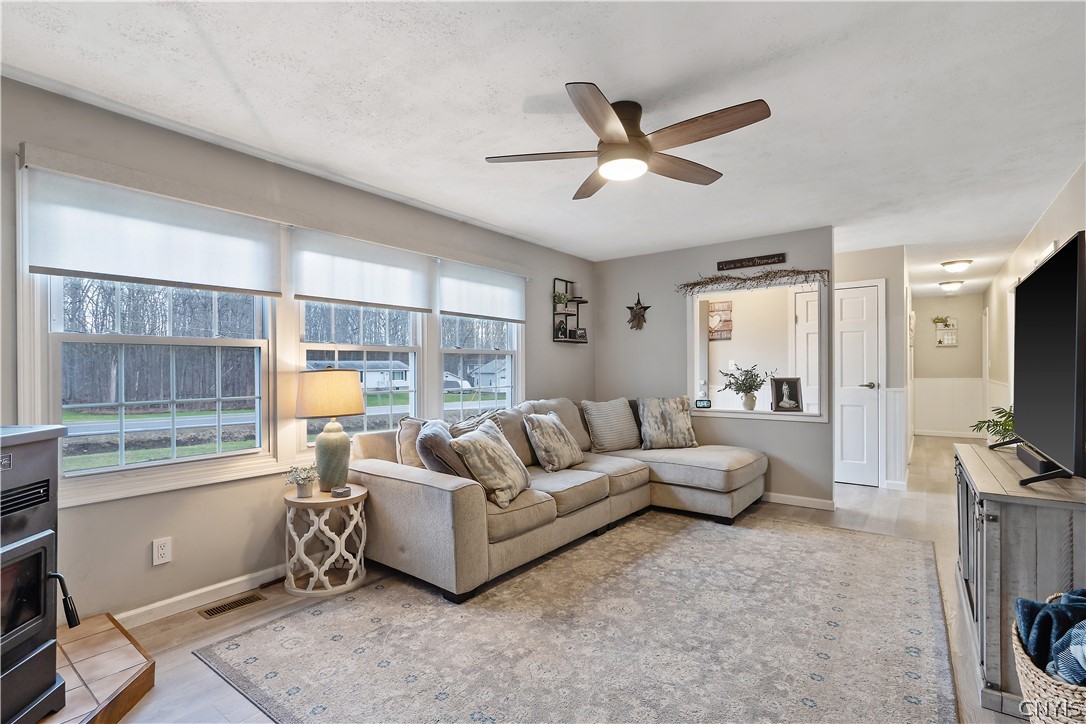 3123 County Rte 57 Volney, NY 13126 - Photo 7 of 44 Living Room
