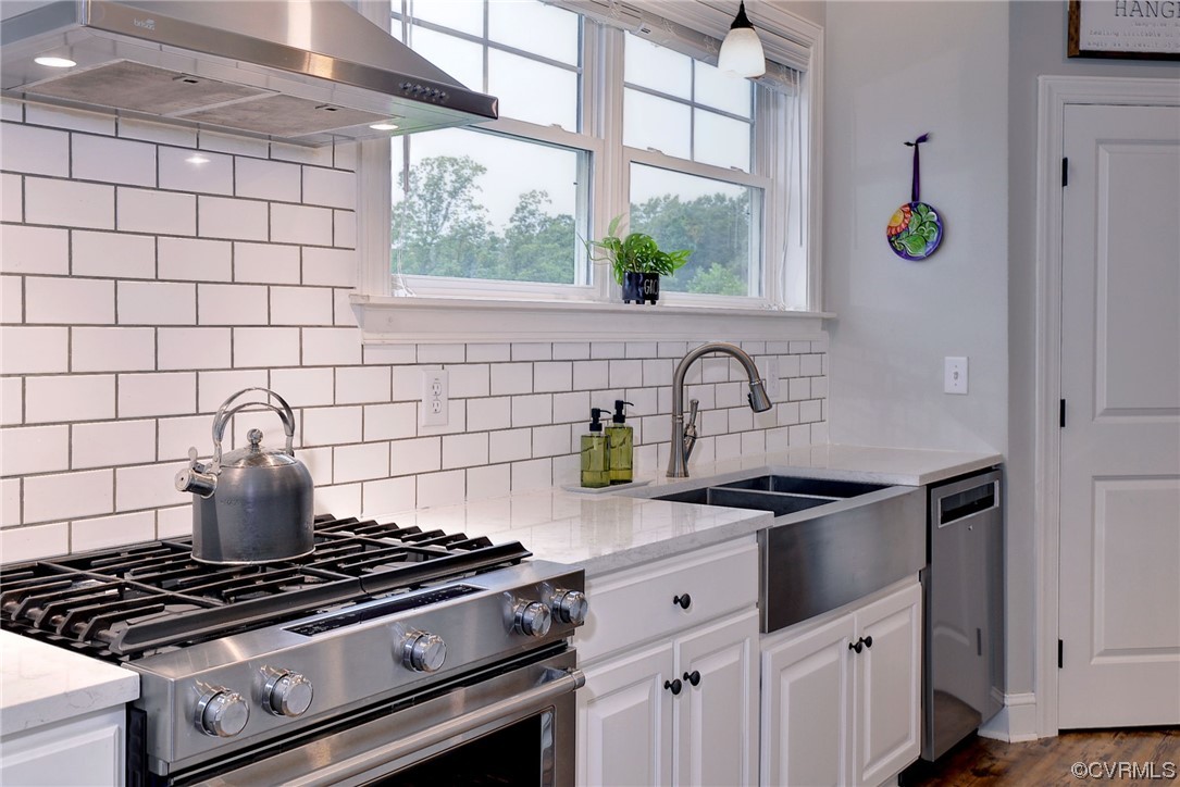 2970 Evergreen Road Providence Forge, VA 23140 - Photo 21 of 48 a stove top oven sitting inside of a kitchen