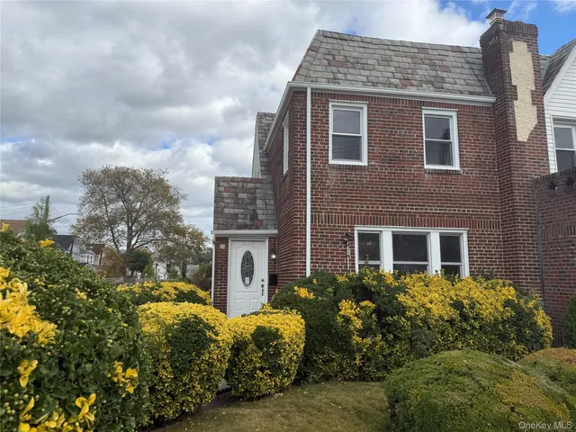 $869,000 | 111-27 209th Place | Bellaire Estates