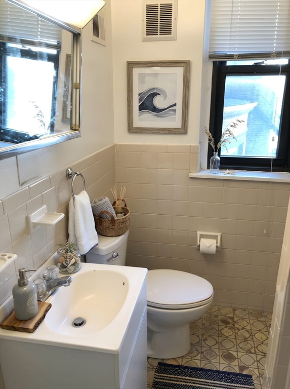 475 Commonwealth Avenue, Unit 304 Boston, MA 02215 - Photo 2 of 8 a bathroom with a toilet sink and mirror