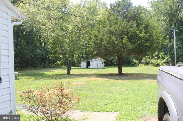 a view of a house with backyard