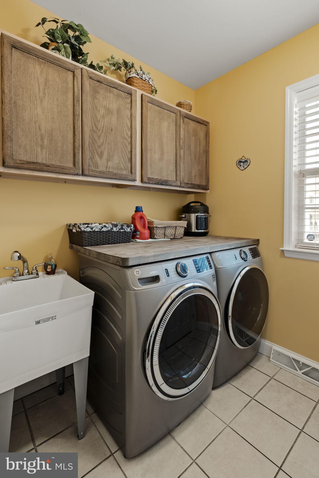 8 White Tail Path Lancaster, PA 17602 - Photo 22 of 51 a utility room with sink dryer and washer