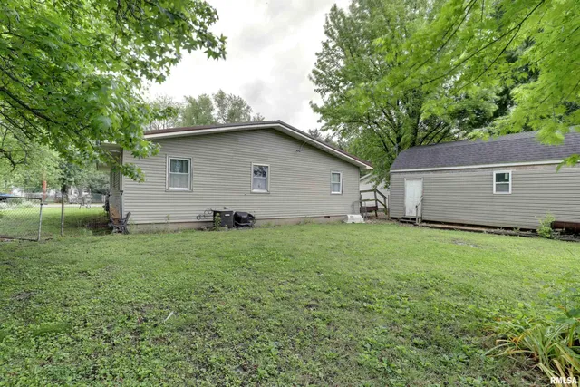 $84,900 | 305 East Clay Street, Pleasant Hill, IL 62366