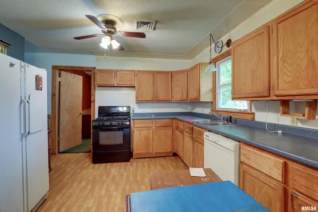 $84,900 | 305 East Clay Street, Pleasant Hill, IL 62366