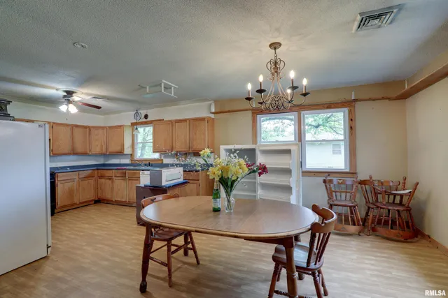 $84,900 | 305 East Clay Street, Pleasant Hill, IL 62366