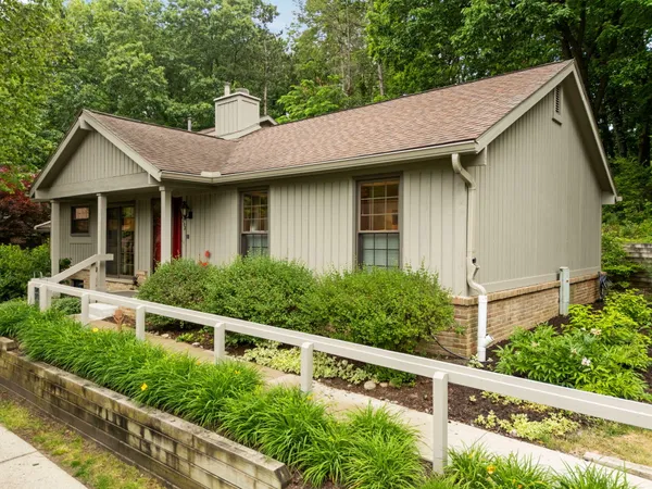 $450,000 | 2202 Pine Grove Court, Ann Arbor, MI 48103