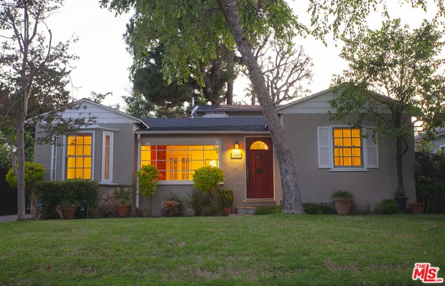a view of a house with backyard and garden