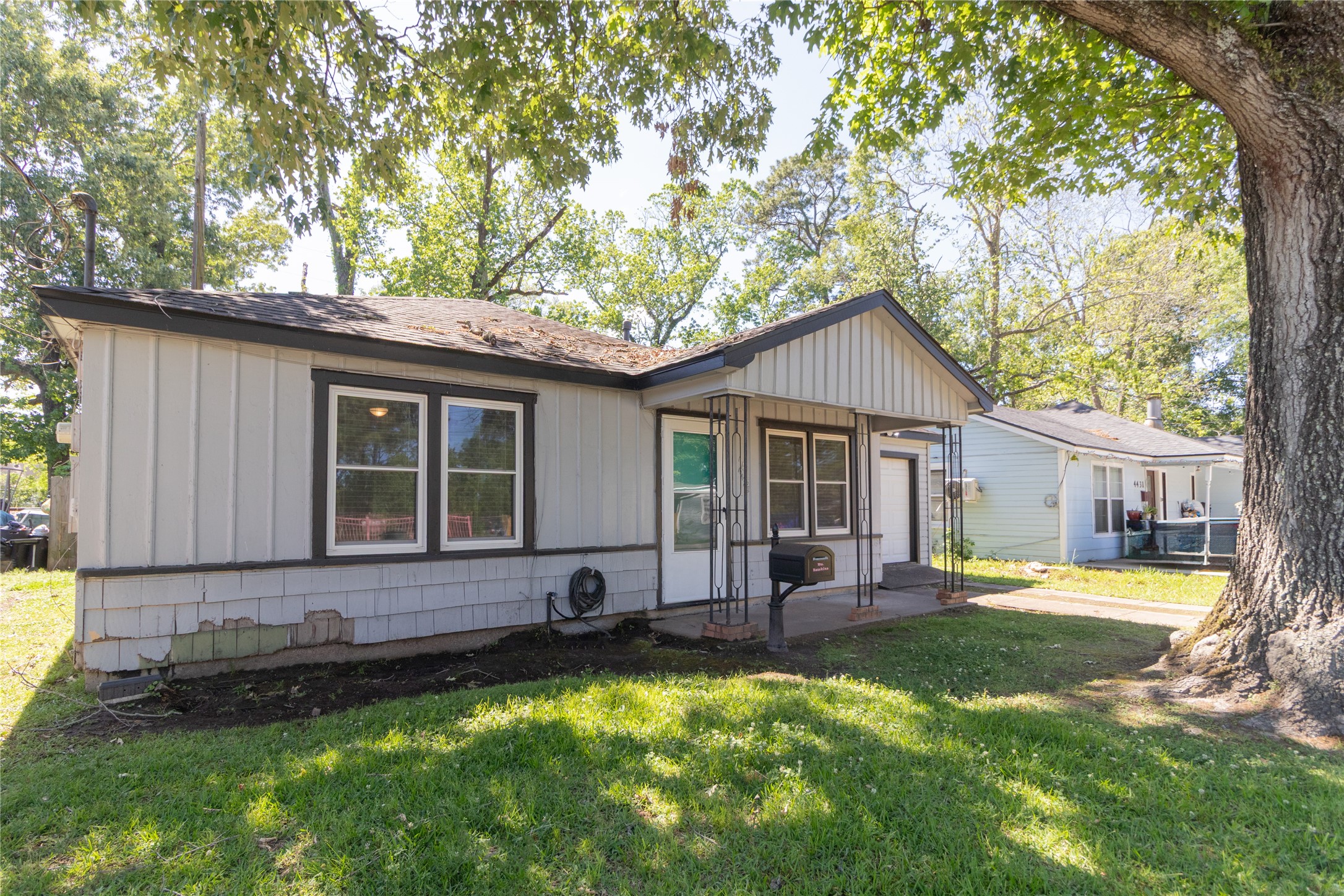 4425 Harding Drive Beaumont, TX 77703 - Photo 3 of 25 a front view of house with yard and green space