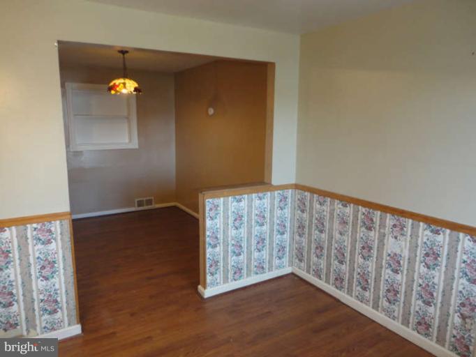 412 Elmwood Road Baltimore, MD 21206 - Photo 3 of 20 Living Room