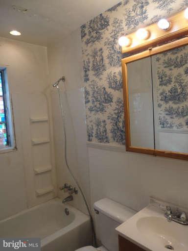 412 Elmwood Road Baltimore, MD 21206 - Photo 7 of 20 Bath