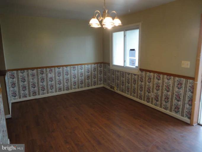 412 Elmwood Road Baltimore, MD 21206 - Photo 8 of 20 Living Room