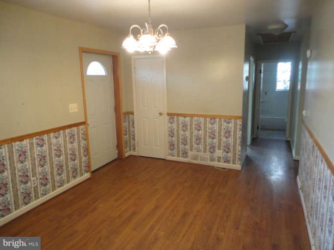 412 Elmwood Road Baltimore, MD 21206 - Photo 9 of 20 Living Room