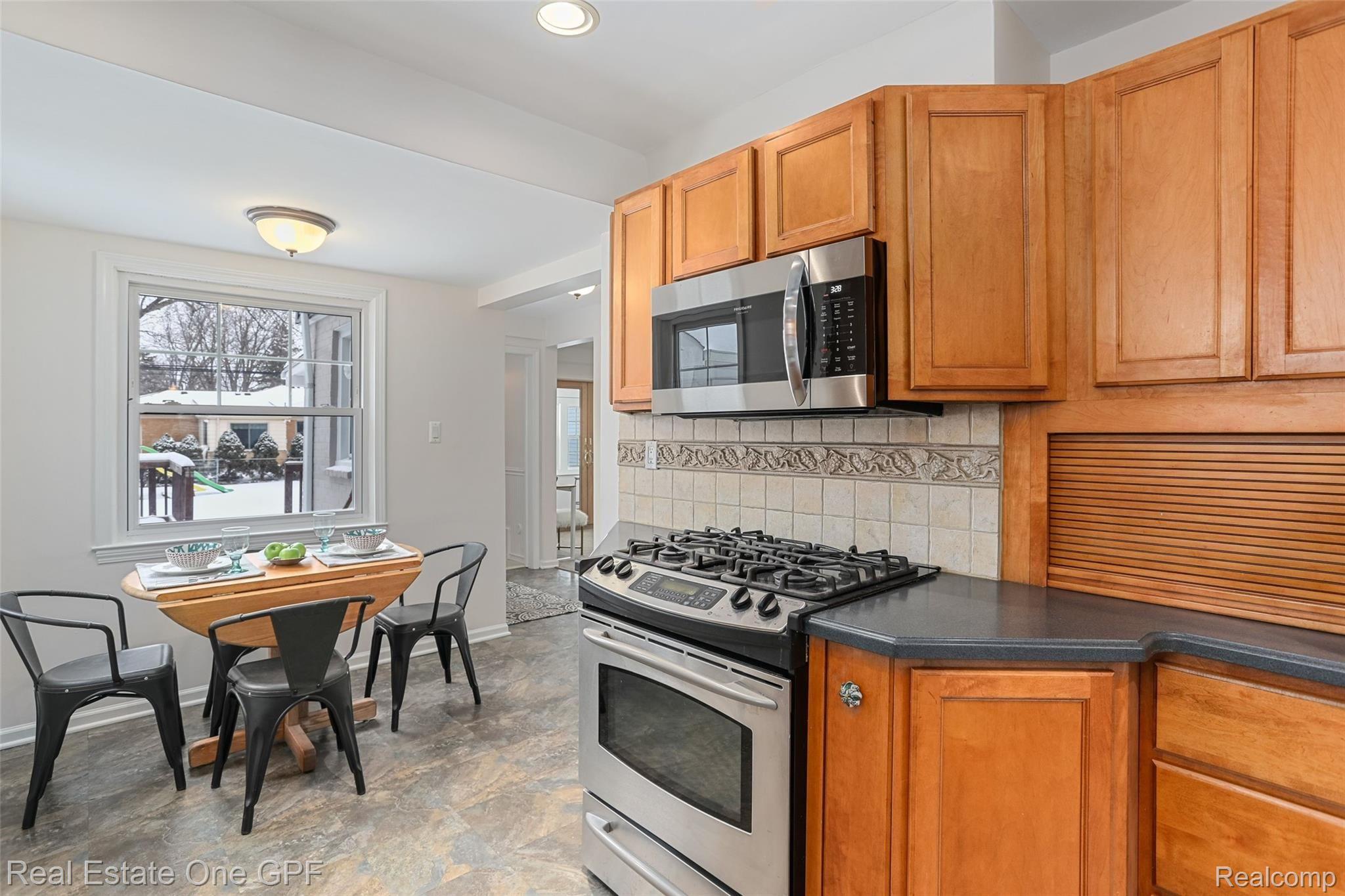 1094 Roslyn Road Grosse Pointe, MI 48236 - Photo 14 of 41 1094 Roslyn Road, Grosse Pointe Woods - 13.jpg
