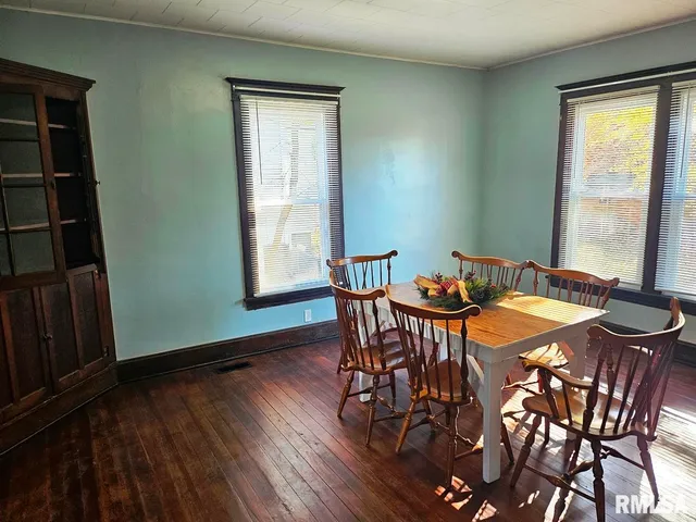 $115,000 | 517 East 2nd S Street, Carlinville, IL 62626