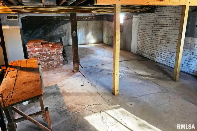 $115,000 | 517 East 2nd S Street, Carlinville, IL 62626