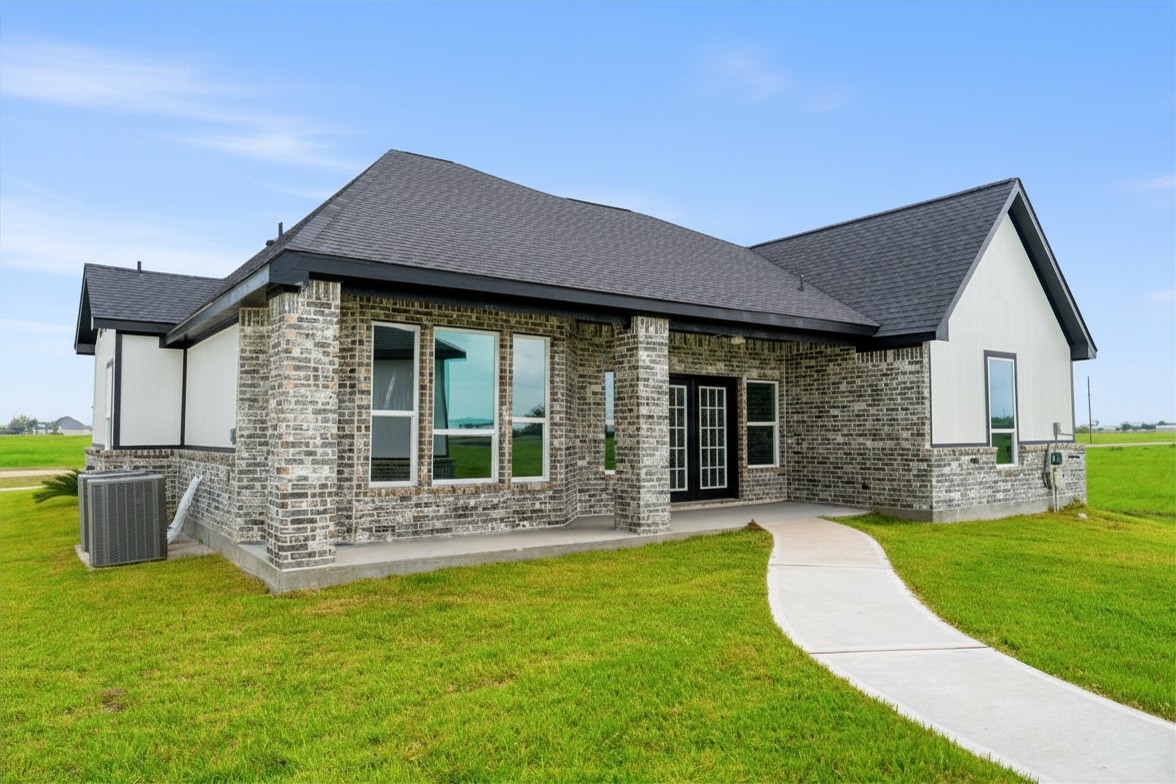 395 Brahman Trail Angleton, TX 77515 - Photo 2 of 38