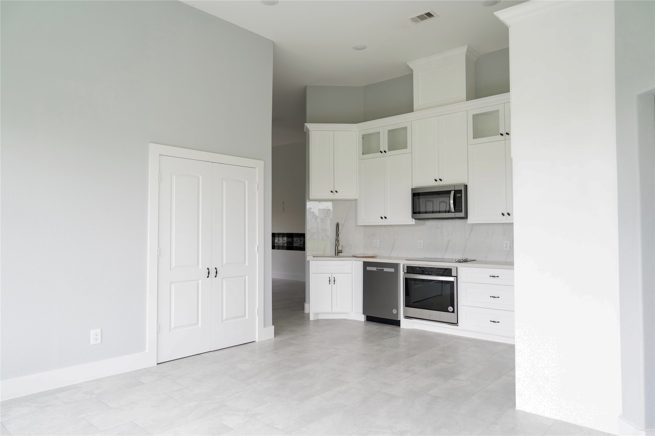 395 Brahman Trail Angleton, TX 77515 - Photo 9 of 38 breakfast nook kinchen area