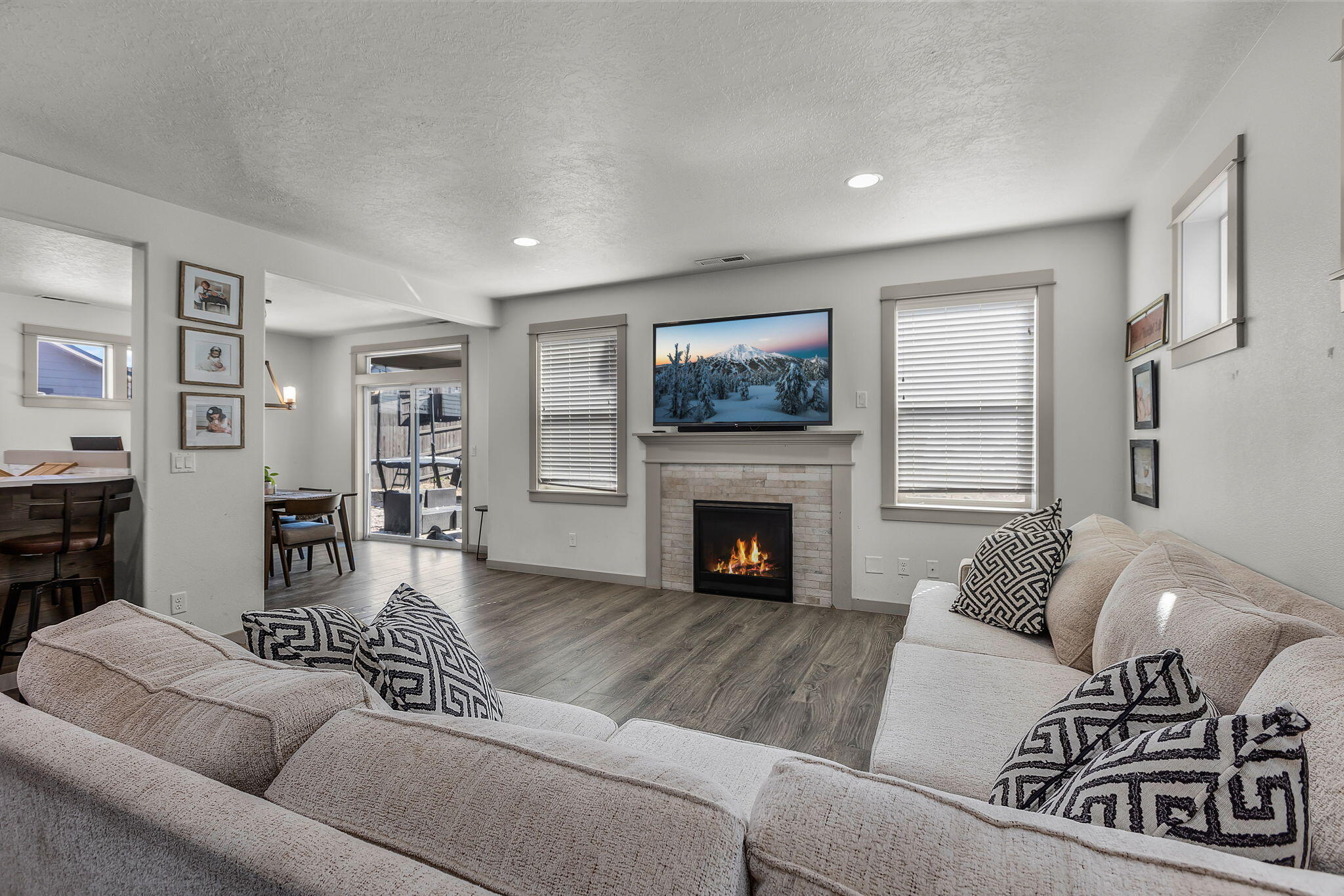 4476 Southwest Salmon Place Redmond, OR 97756 - Photo 22 of 43 2024_09_27_4476_sw_salmon_pl_rdm-23