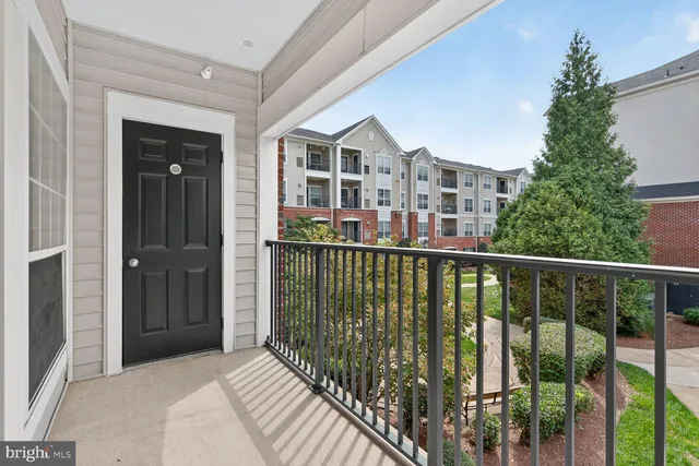 $2,350 | 4850 Eisenhower Avenue, Unit 202, Alexandria, VA 22304