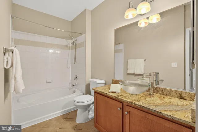 $2,350 | 4850 Eisenhower Avenue, Unit 202, Alexandria, VA 22304