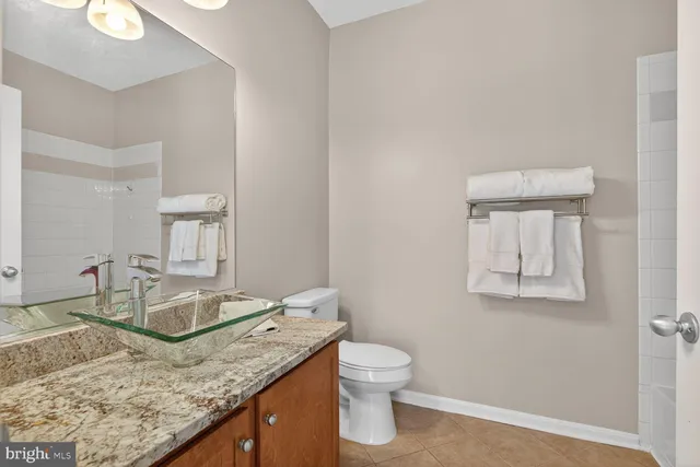 $2,350 | 4850 Eisenhower Avenue, Unit 202, Alexandria, VA 22304