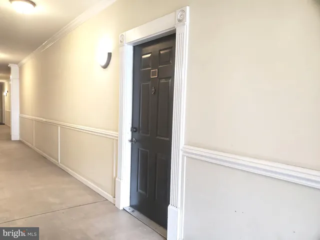 $2,350 | 4850 Eisenhower Avenue, Unit 202, Alexandria, VA 22304