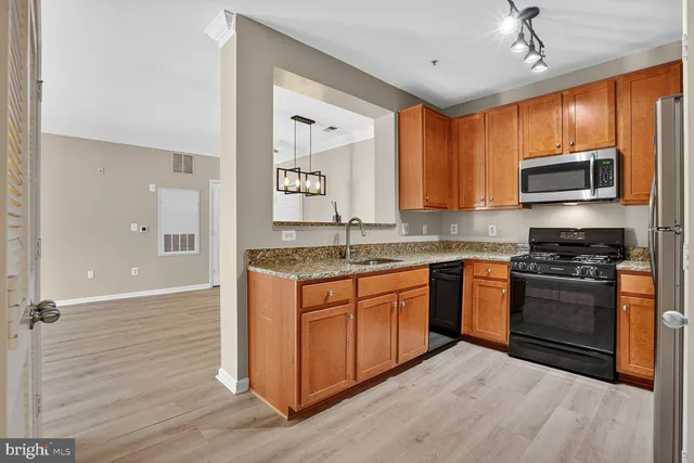 $2,350 | 4850 Eisenhower Avenue, Unit 202, Alexandria, VA 22304