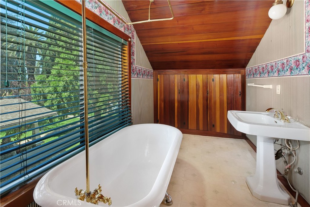 3892 Oakwood Place Riverside, CA 92506 - Photo 25 of 36 Period-style bathroom featuring a classic pedestal sink and era-appropriate clawfoot tub