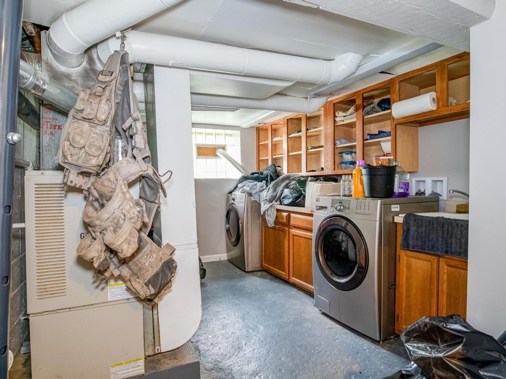 116 Riverview Avenue Aliquippa, PA 15001 - Photo 7 of 28 a utility room with dryer and washer