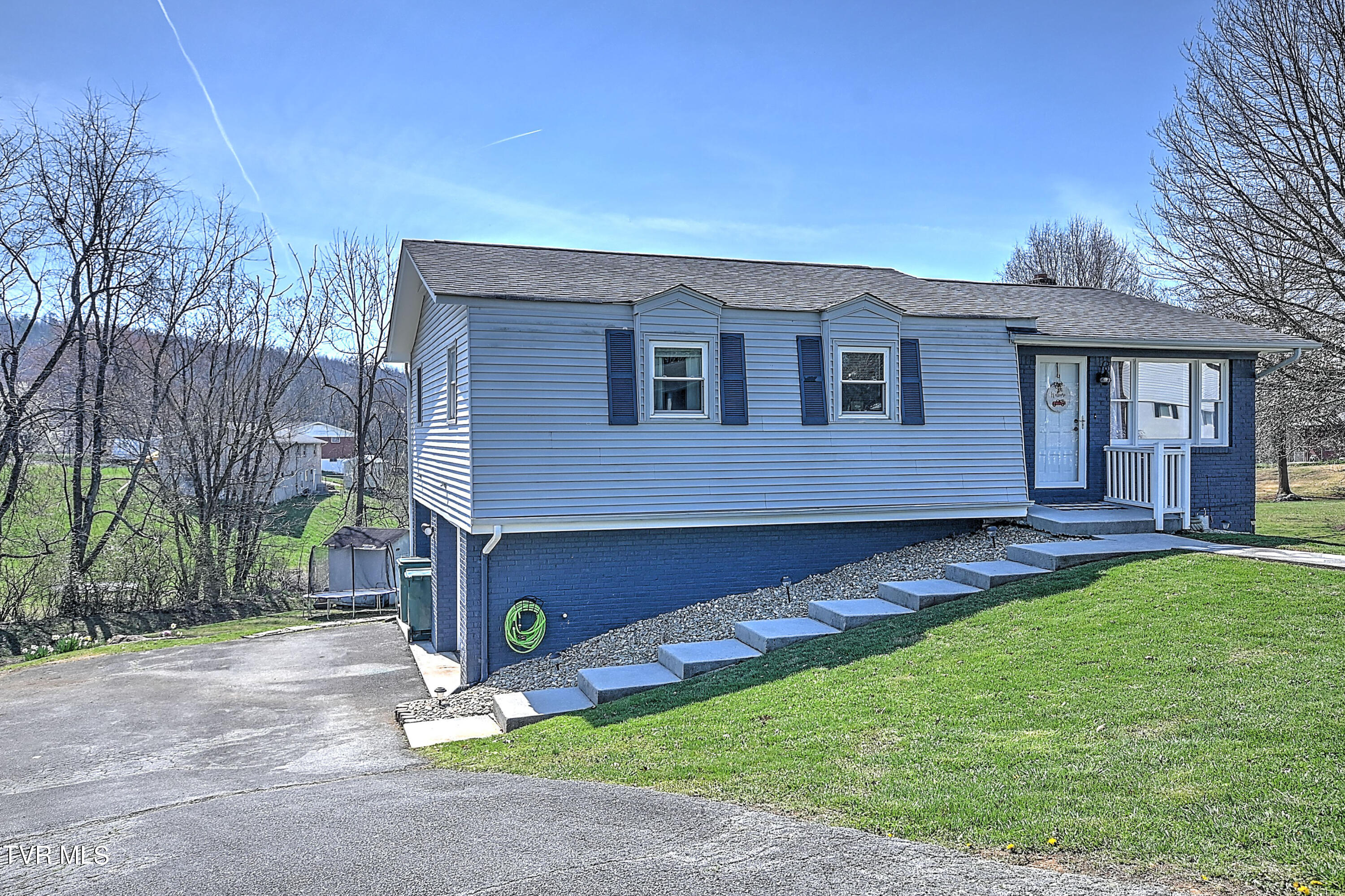 107 Raintree Circle Bristol, VA 24201 - Photo 2 of 52 Raintree GDAWG-10
