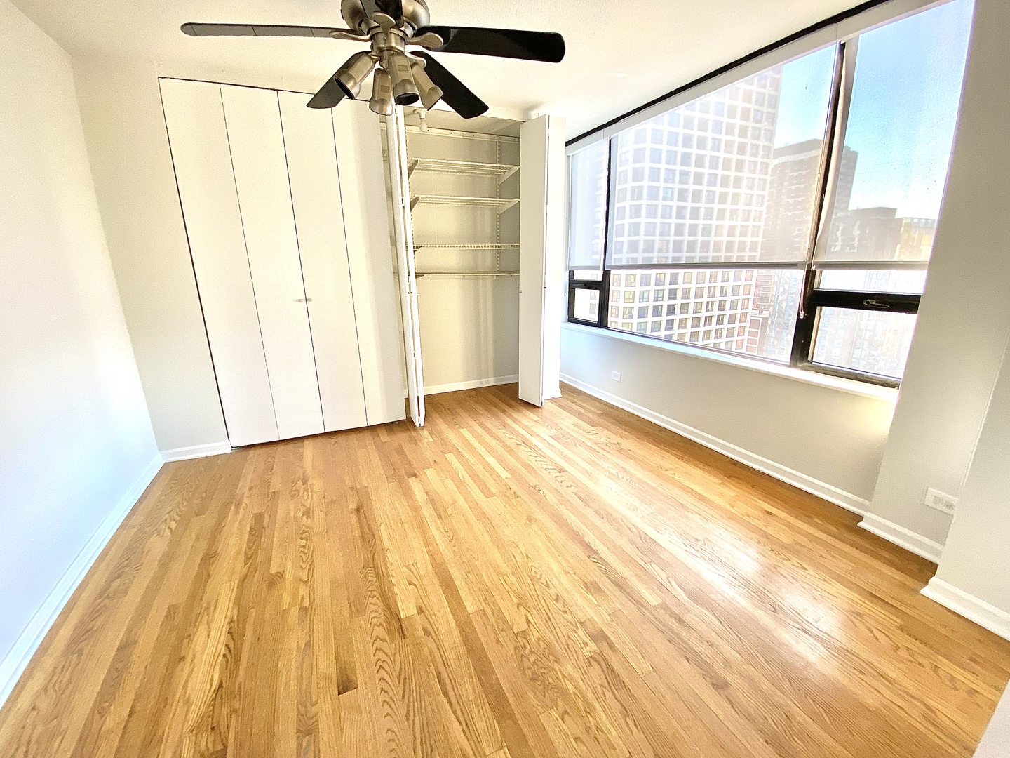 2 East Oak Street, Unit 1906 Chicago, IL 60611 - Photo 5 of 10