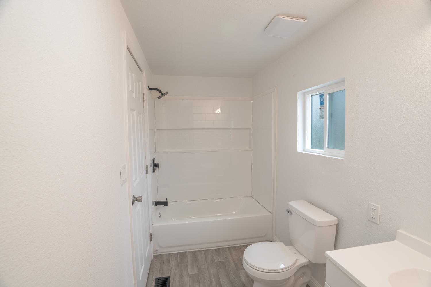 36712 Pebble Lane Squaw Valley, CA 93675 - Photo 11 of 17 a bathroom with a toilet and a bath tub