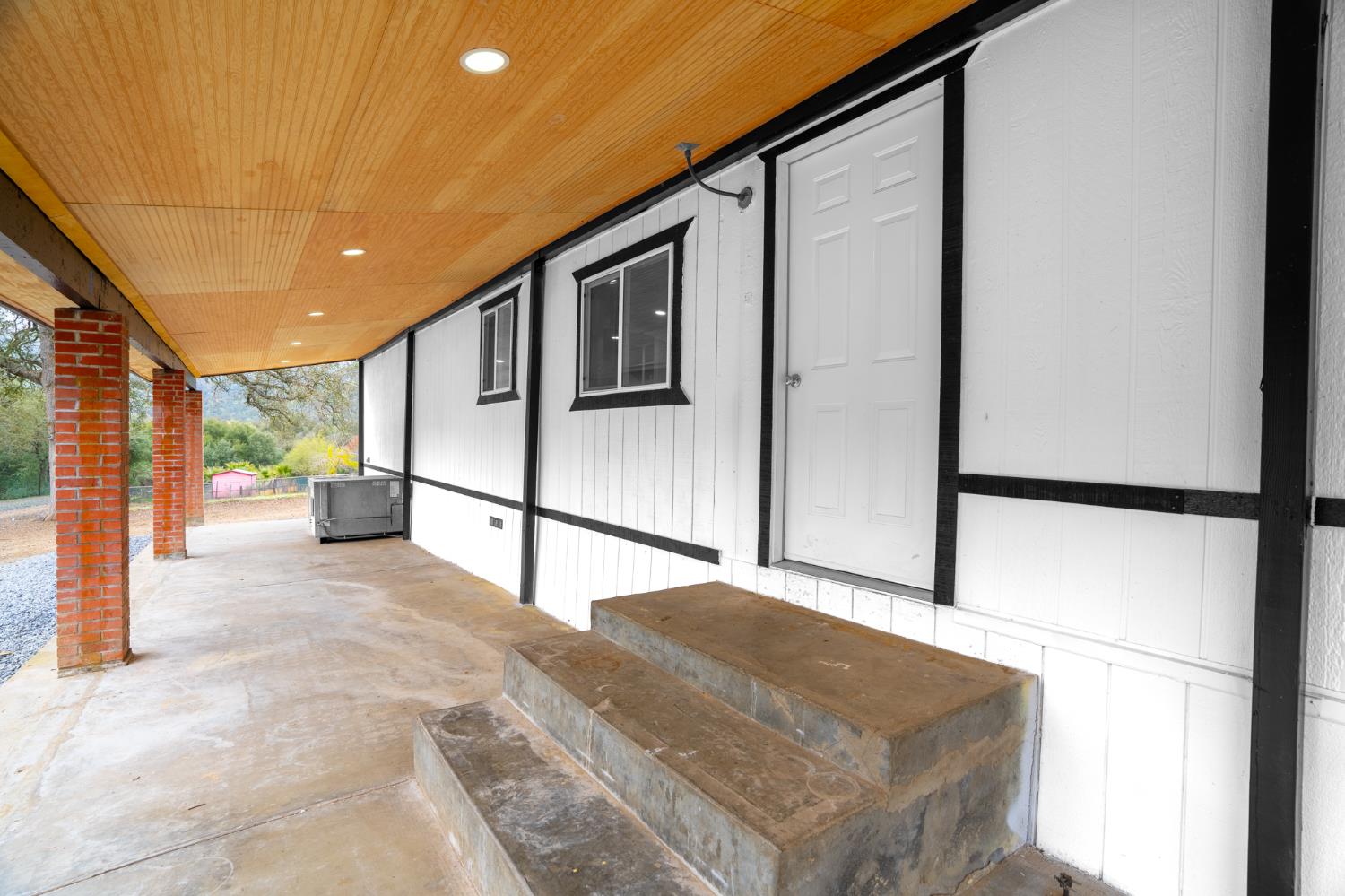 36712 Pebble Lane Squaw Valley, CA 93675 - Photo 5 of 17 a view of a hallway