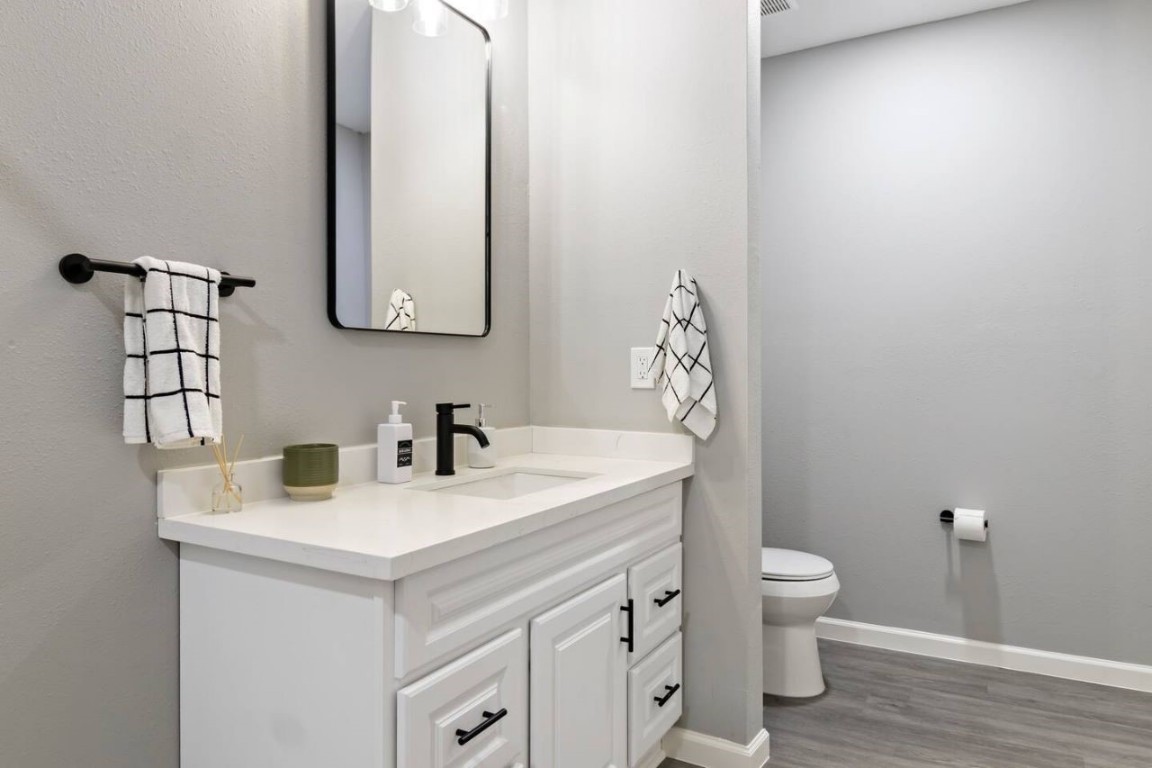 5130 Cosby Street Houston, TX 77021 - Photo 11 of 15 a bathroom with a sink vanity and a toilet
