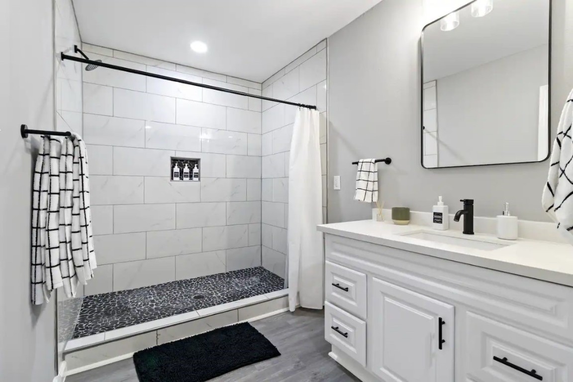 5130 Cosby Street Houston, TX 77021 - Photo 14 of 15 a bathroom with a shower and a sink