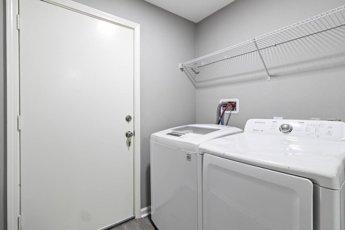 5130 Cosby Street Houston, TX 77021 - Photo 15 of 15 a utility room with dryer and washer