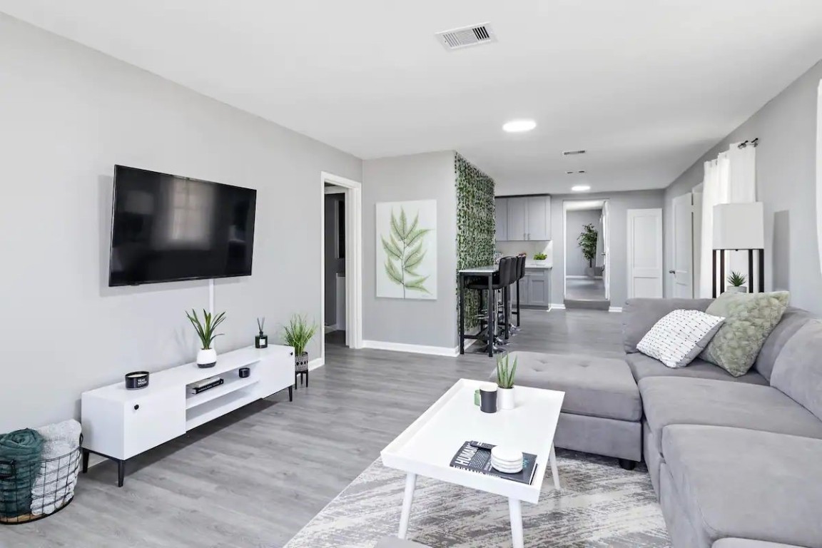 5130 Cosby Street Houston, TX 77021 - Photo 3 of 15 a living room with furniture and a flat screen tv