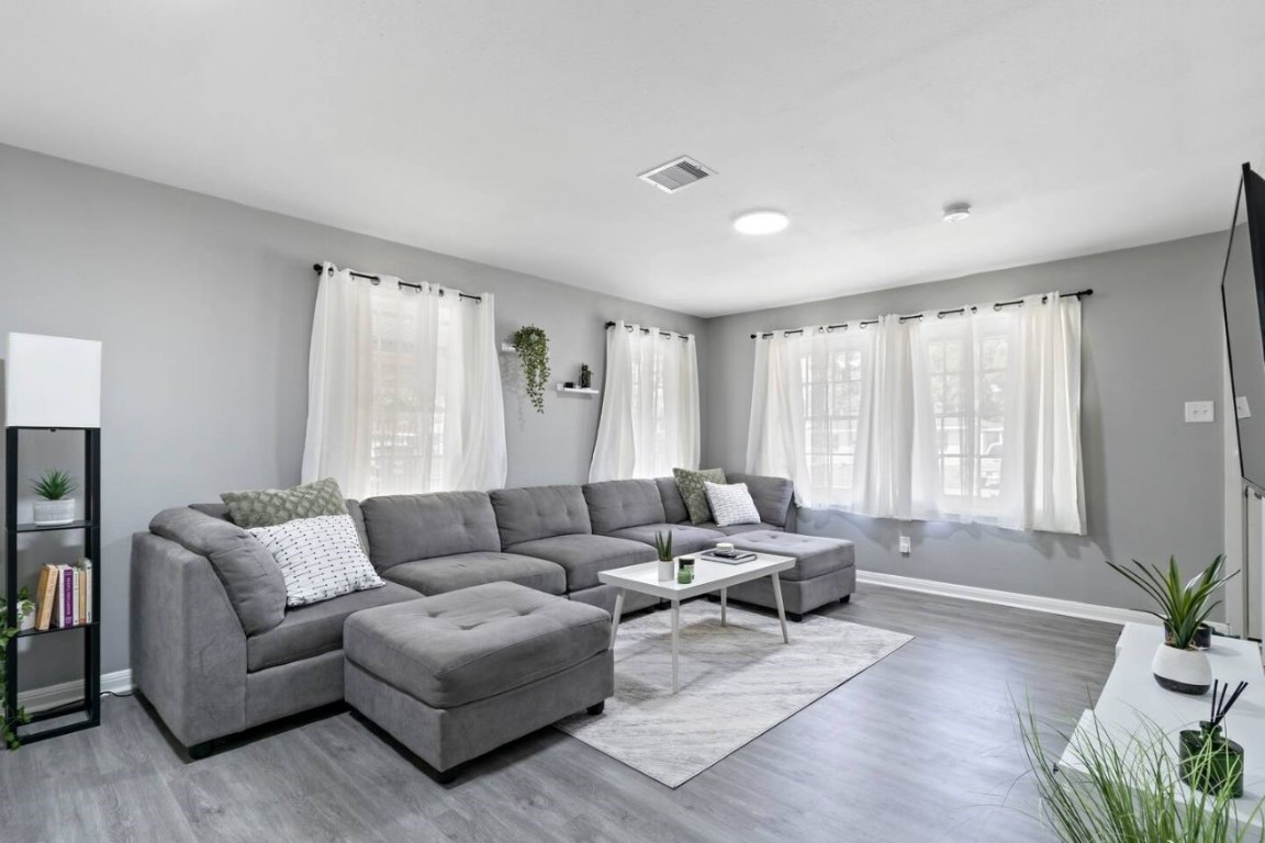 5130 Cosby Street Houston, TX 77021 - Photo 4 of 15 a living room with furniture and a large window