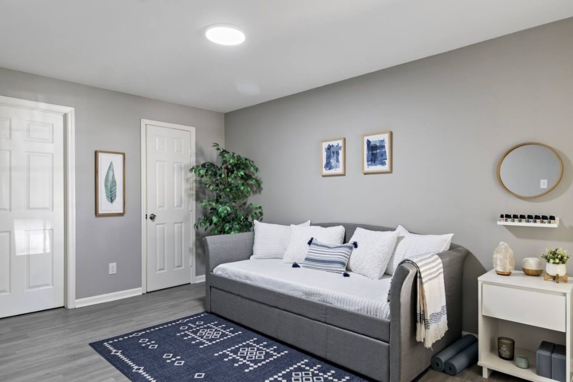 5130 Cosby Street Houston, TX 77021 - Photo 7 of 15 a bedroom with bed and a window