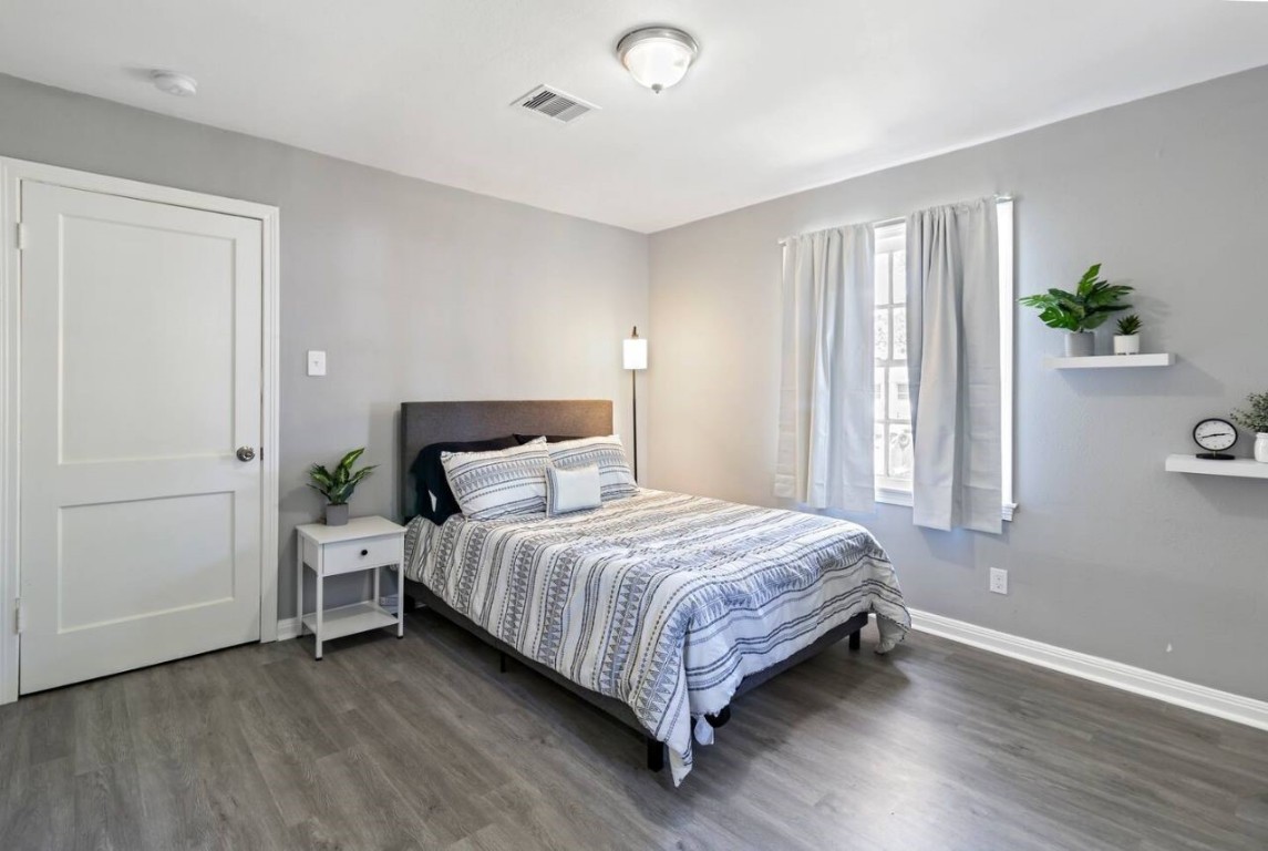 5130 Cosby Street Houston, TX 77021 - Photo 8 of 15 a bedroom with a bed lamp and a potted plant