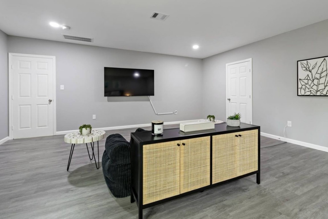 5130 Cosby Street Houston, TX 77021 - Photo 9 of 15 a living room with furniture and a flat screen tv