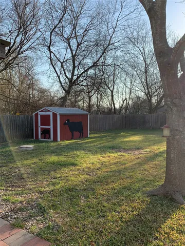 a view of a back yard