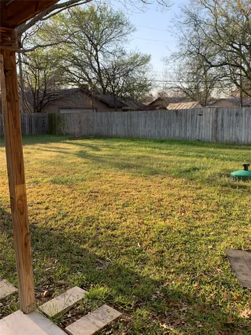 a view of a back yard