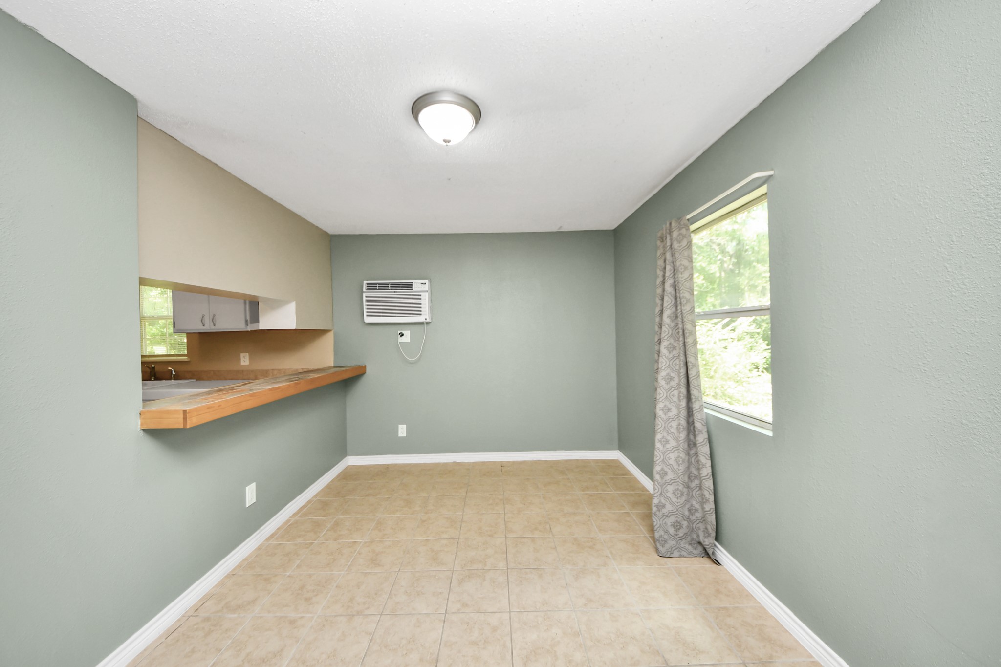 197 County Road 348 Cleveland, TX 77327 - Photo 32 of 48 Guest house living area