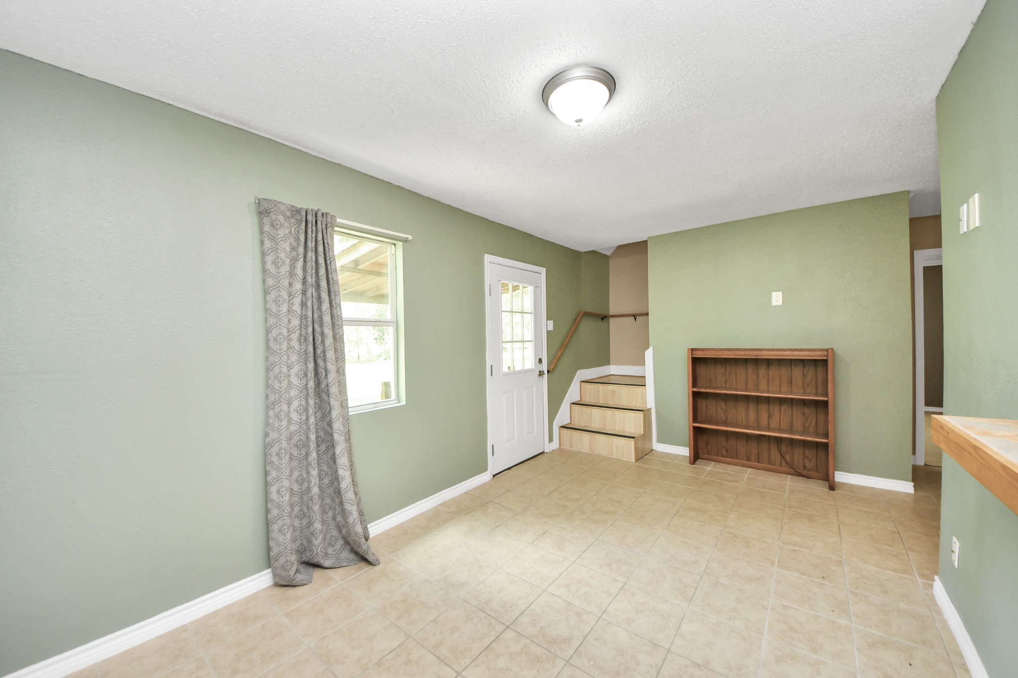 197 County Road 348 Cleveland, TX 77327 - Photo 33 of 48 Guest house living area