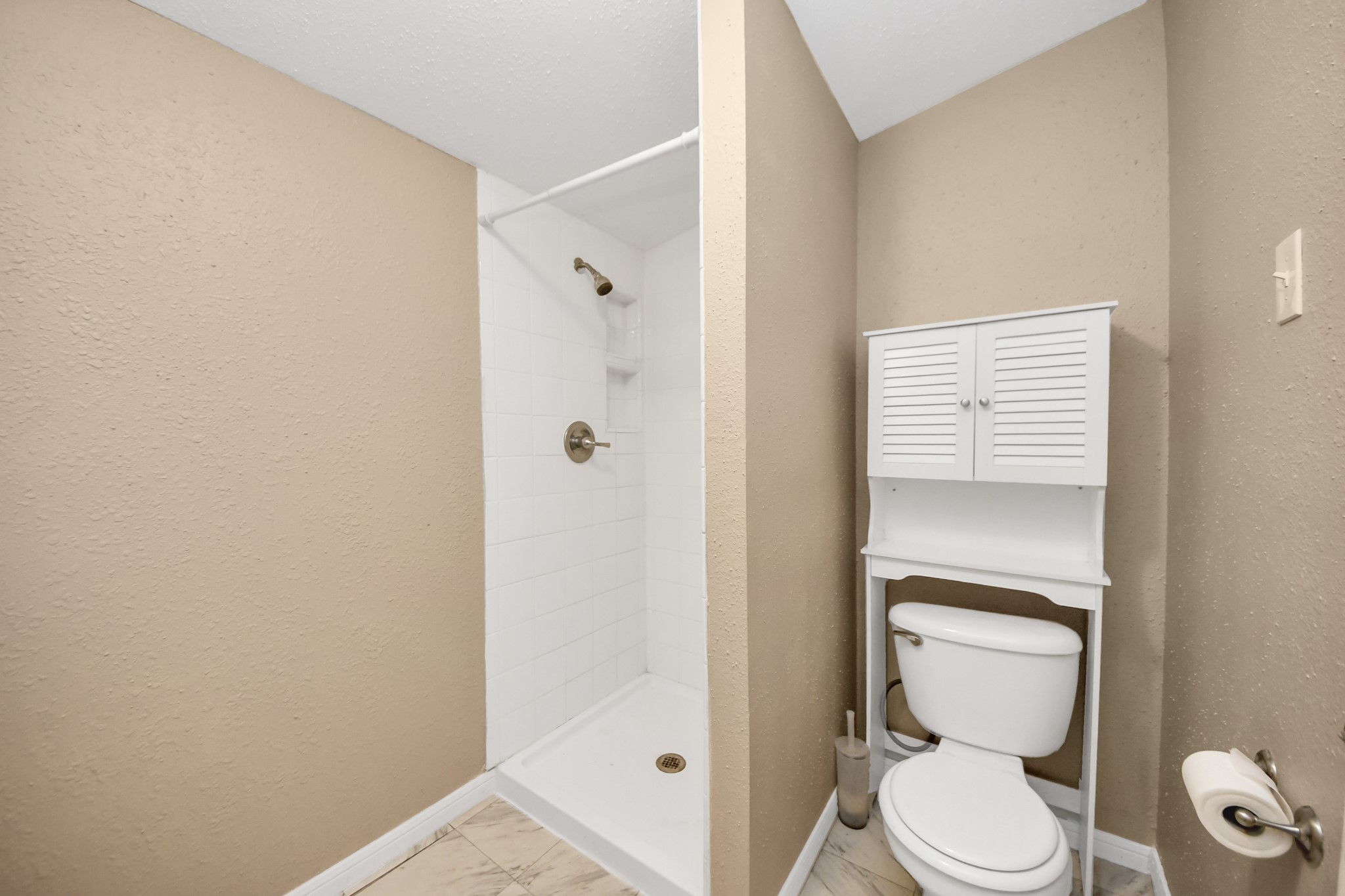 197 County Road 348 Cleveland, TX 77327 - Photo 41 of 48 Guest house bath 2