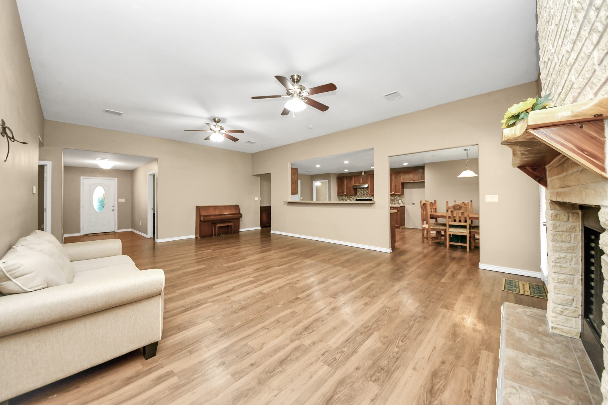 197 County Road 348 Cleveland, TX 77327 - Photo 10 of 48 Main house living area